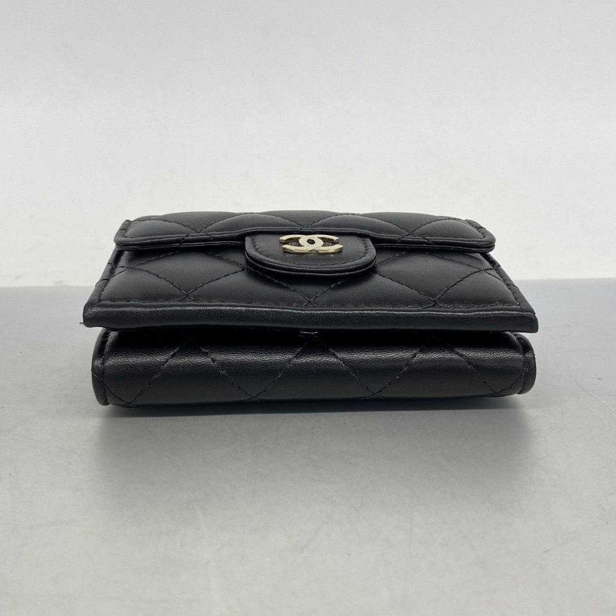 【6fa1047-k】シャネル 三つ折り財布 マトラッセ ラムスキン ブラック シャンパンゴールド金具【中古】レディース