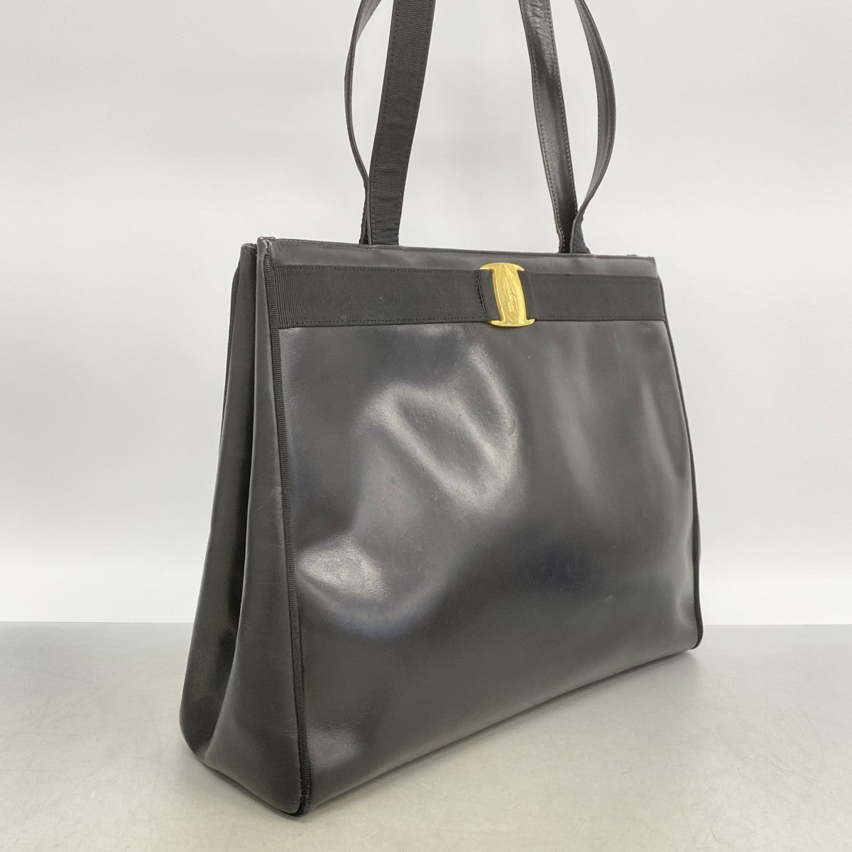 【6fa1326】サルヴァトーレフェラガモ ショルダーバッグ ヴァラ レザー ブラック ゴールド金具【中古】レディース