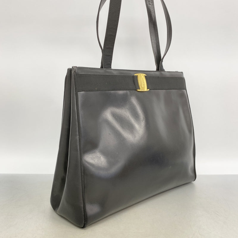 【6fa1326】サルヴァトーレフェラガモ ショルダーバッグ ヴァラ レザー ブラック ゴールド金具【中古】レディース