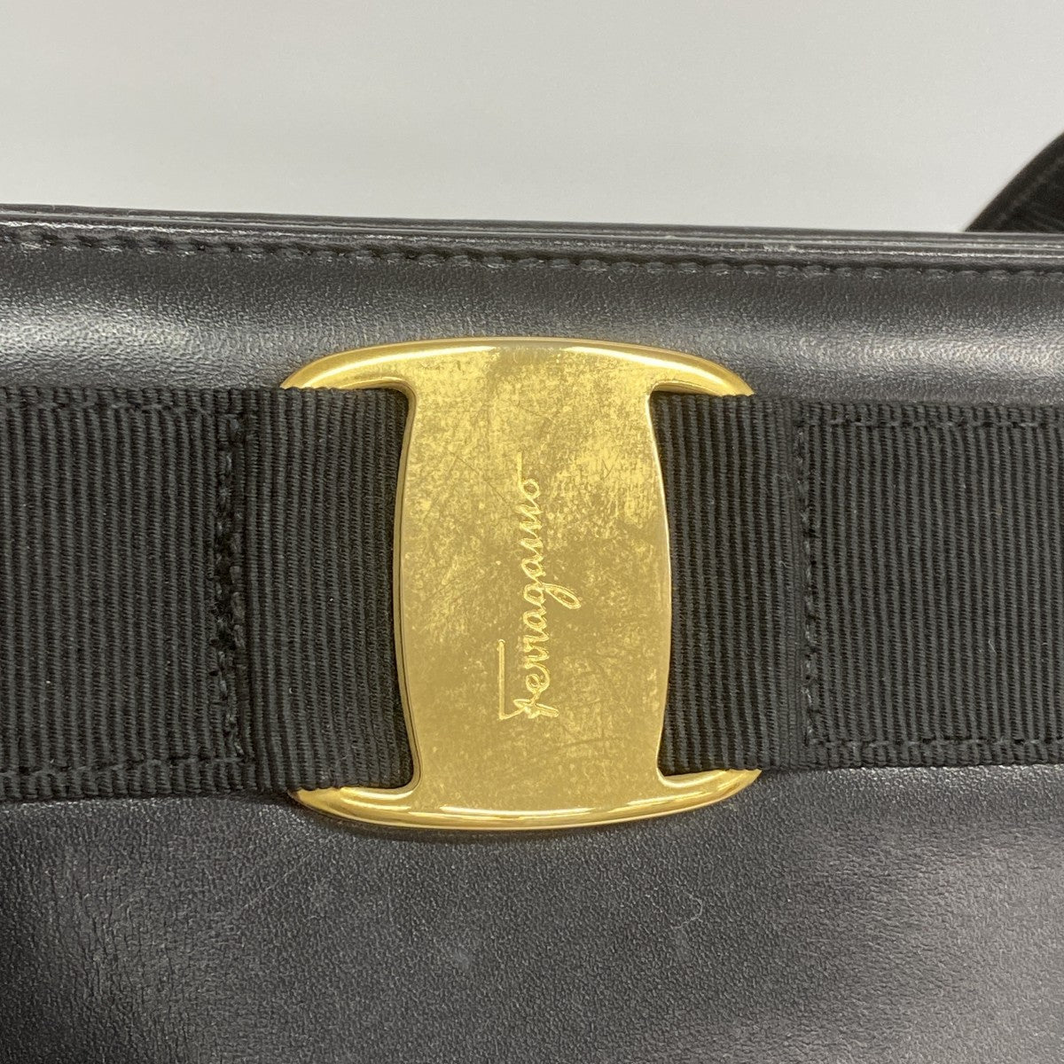 【6fa1326】サルヴァトーレフェラガモ ショルダーバッグ ヴァラ レザー ブラック ゴールド金具【中古】レディース