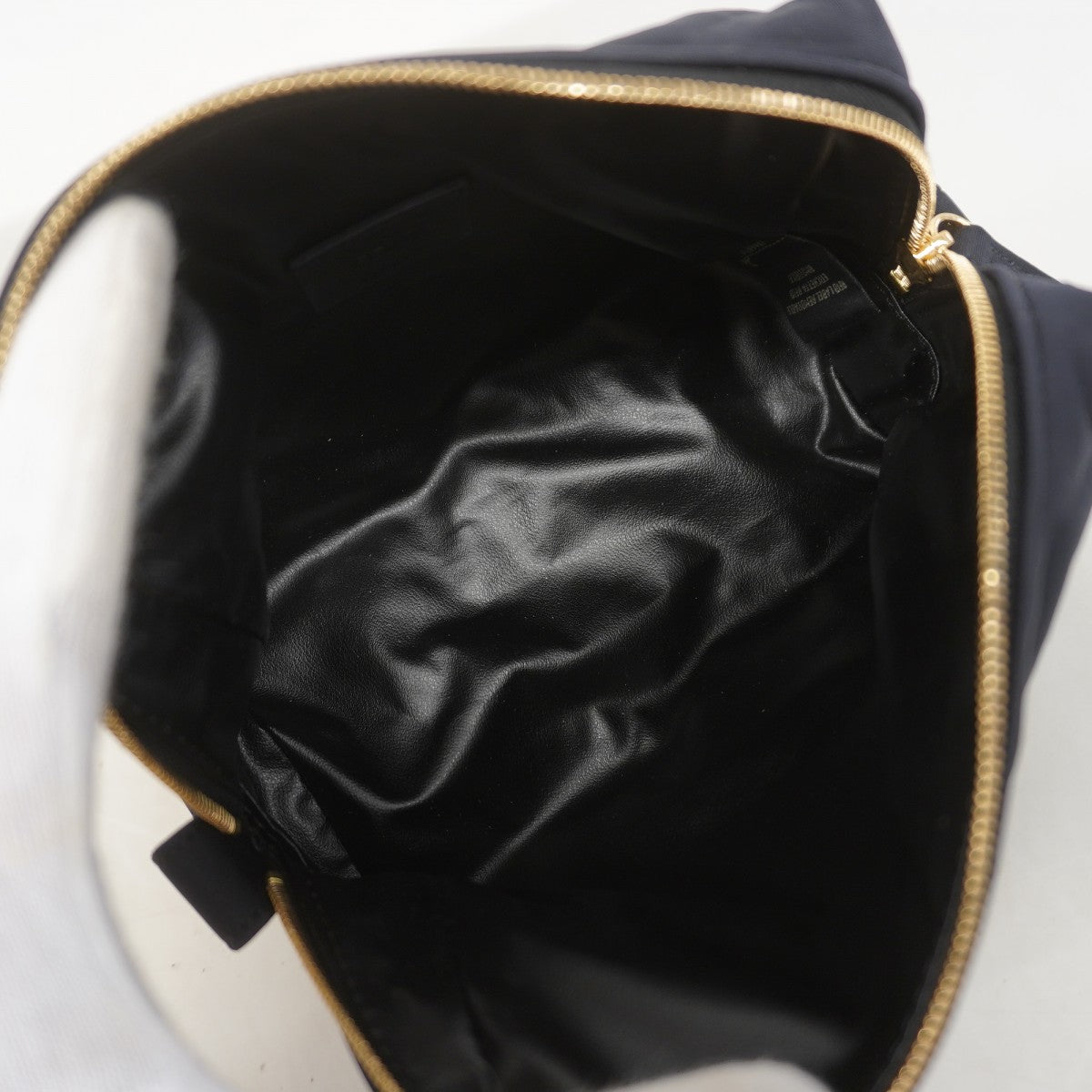 【6fb2057】フェンディ ポーチ FFエンボス ナイロン ブラック ゴールド金具【中古】レディース