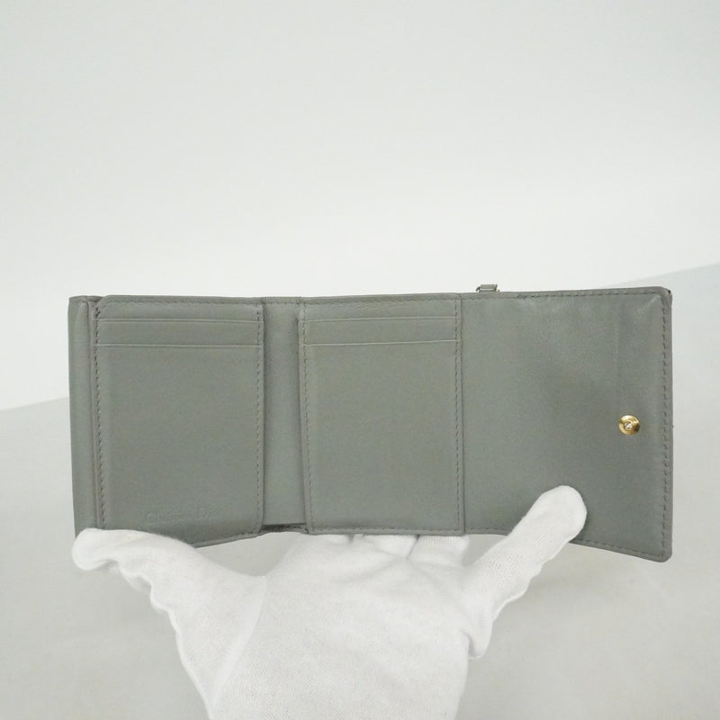 【6fb2076】クリスチャンディオール 三つ折り財布 カナージュ エナメル グレー シャンパンゴールド金具【中古】レディース
