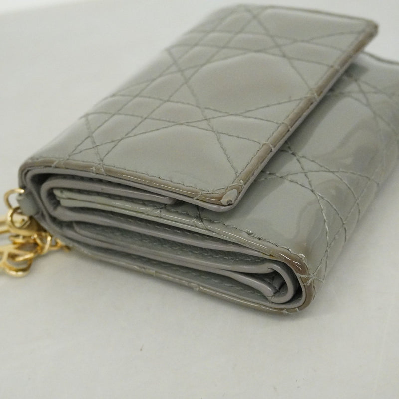 【6fb2076】クリスチャンディオール 三つ折り財布 カナージュ エナメル グレー シャンパンゴールド金具【中古】レディース