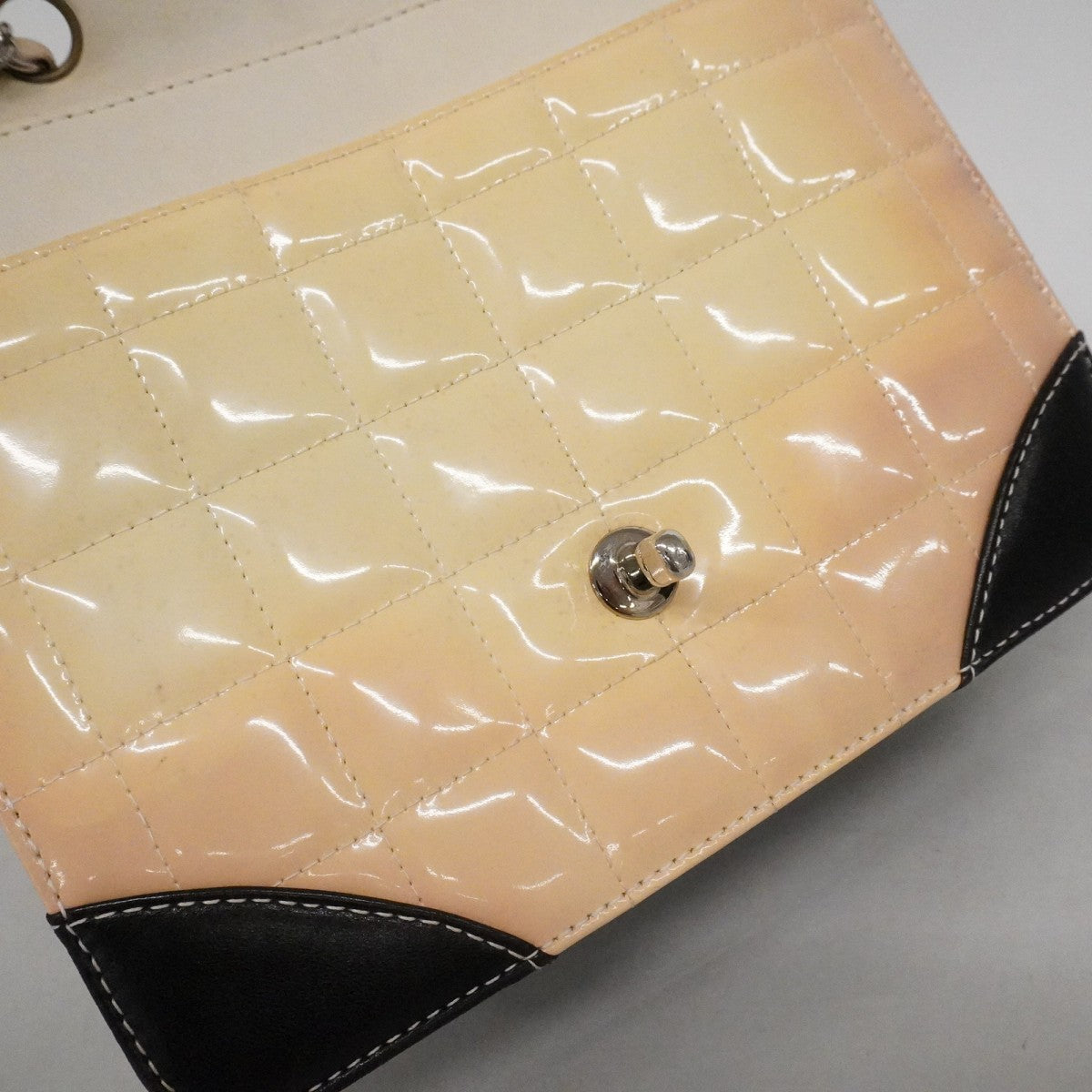 【6fb2196】シャネル ショルダーバッグ チョコバー Wチェーン パテントレザー アイボリー ブラック シルバー金具【中古】レディース