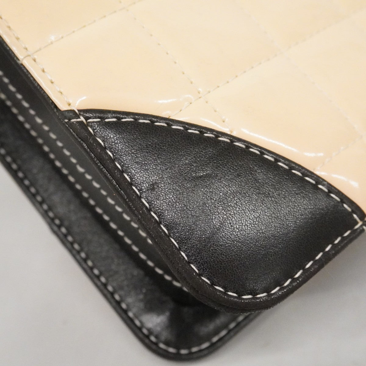 【6fb2196】シャネル ショルダーバッグ チョコバー Wチェーン パテントレザー アイボリー ブラック シルバー金具【中古】レディース