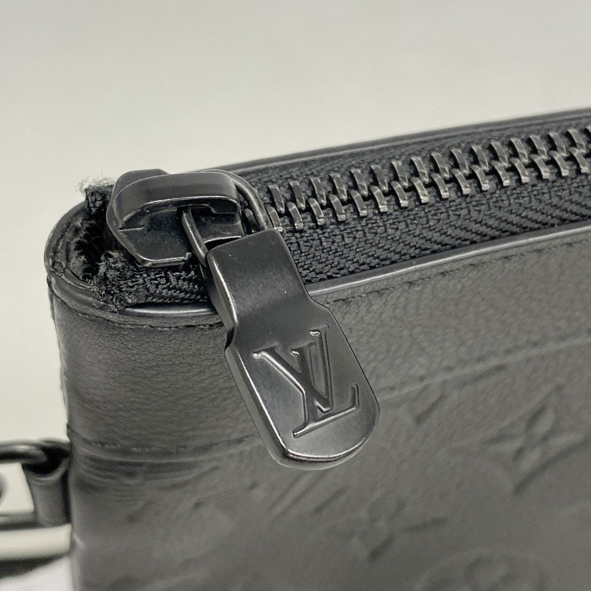 【6fb2436】ルイヴィトン クラッチバッグ モノグラム・シャドウ ポシェットトゥゴー M81570 ブラック【中古】メンズ