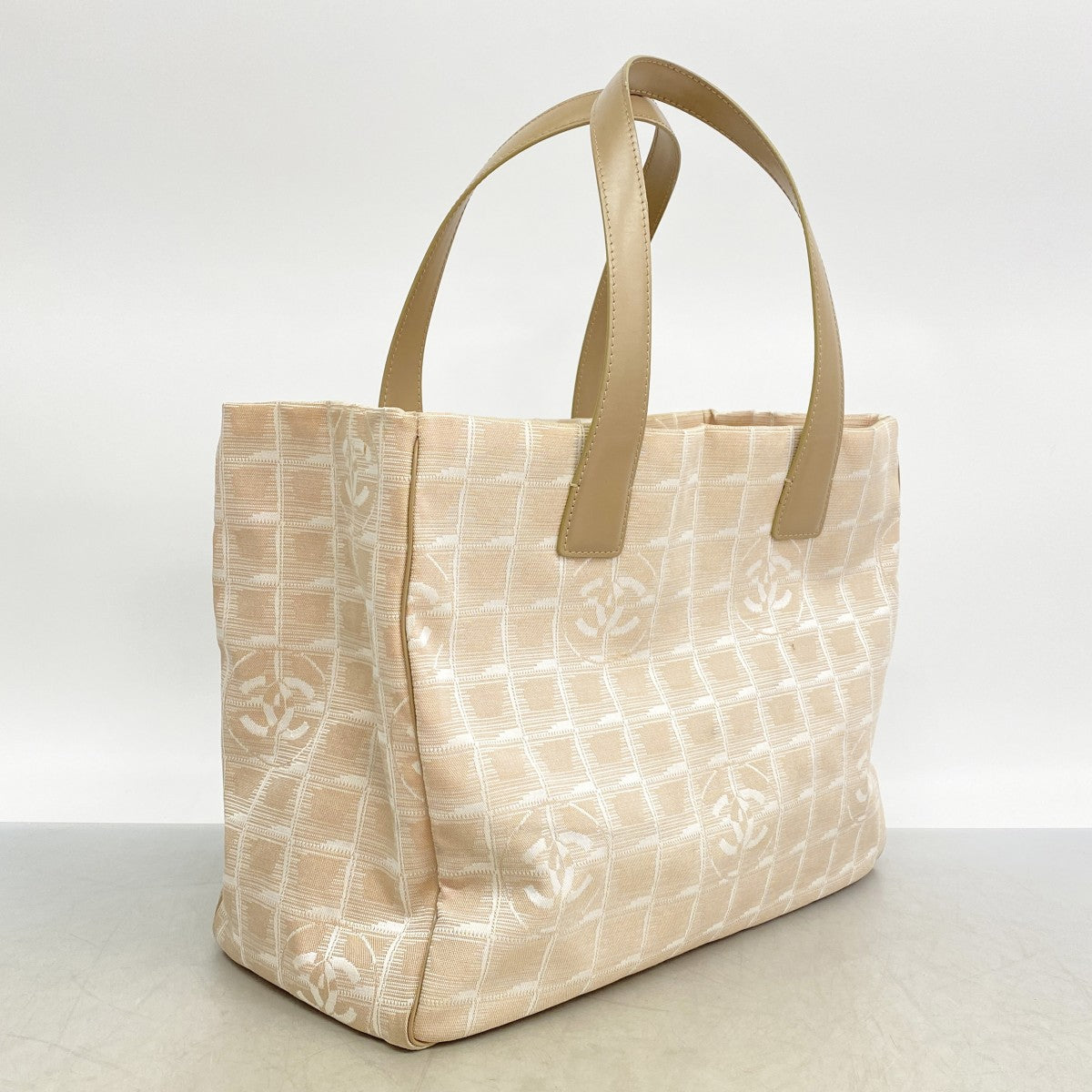 【6fb2478】シャネル トートバッグ ニュートラベル ナイロン ベージュ シルバー シャンパンゴールド金具【中古】レディース