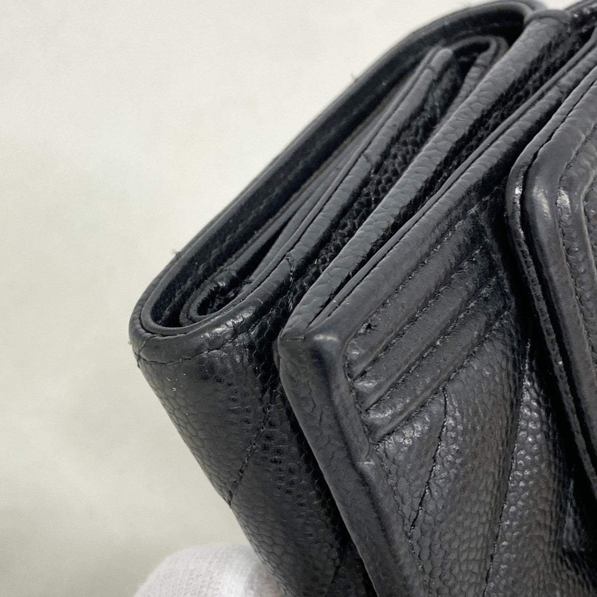 【6fb2480】シャネル 三つ折り財布 ボーイシャネル キャビアスキン ブラック ゴールド金具【中古】レディース