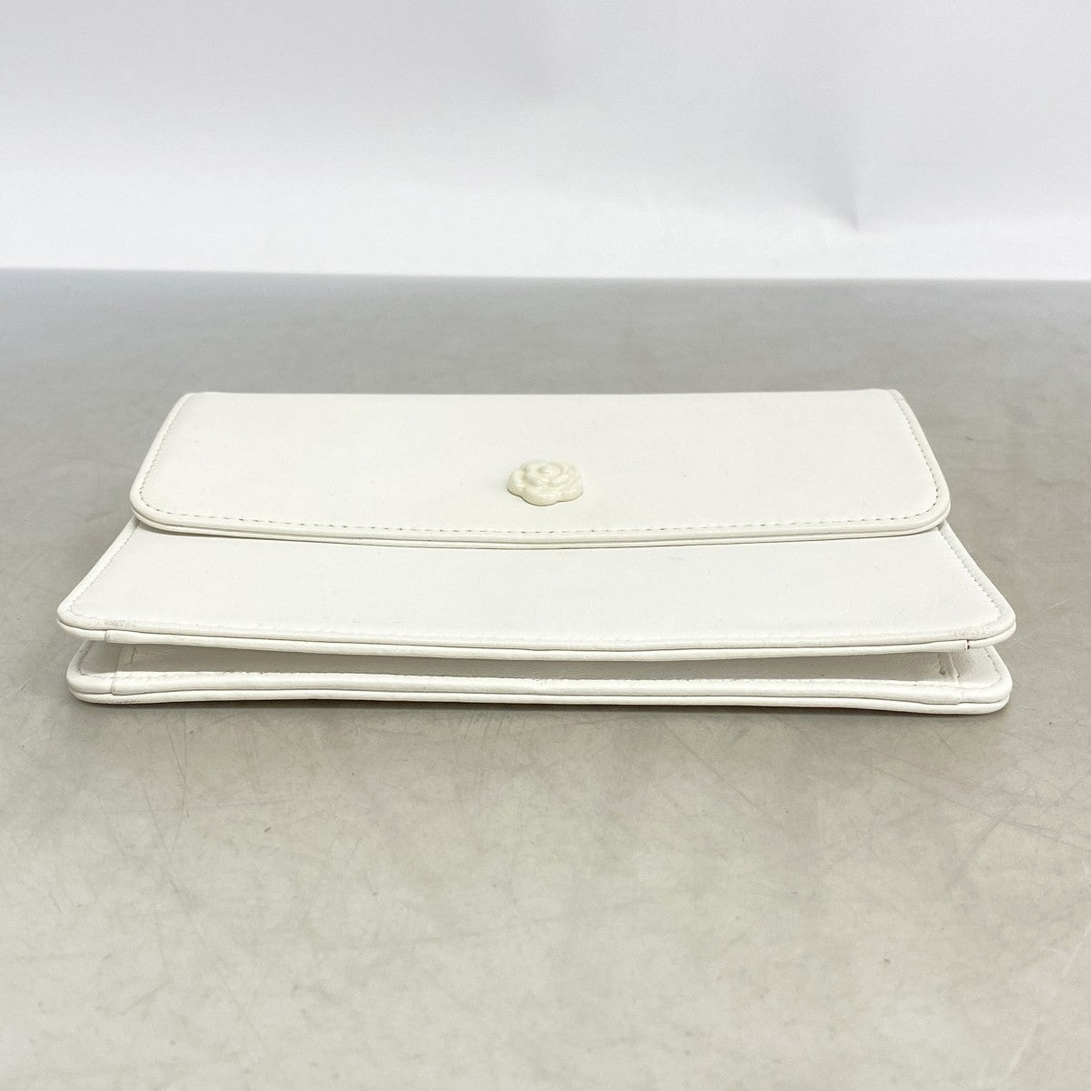 【6fb2513】シャネル ポーチ カメリア ラムスキン ホワイト シルバー金具【中古】レディース