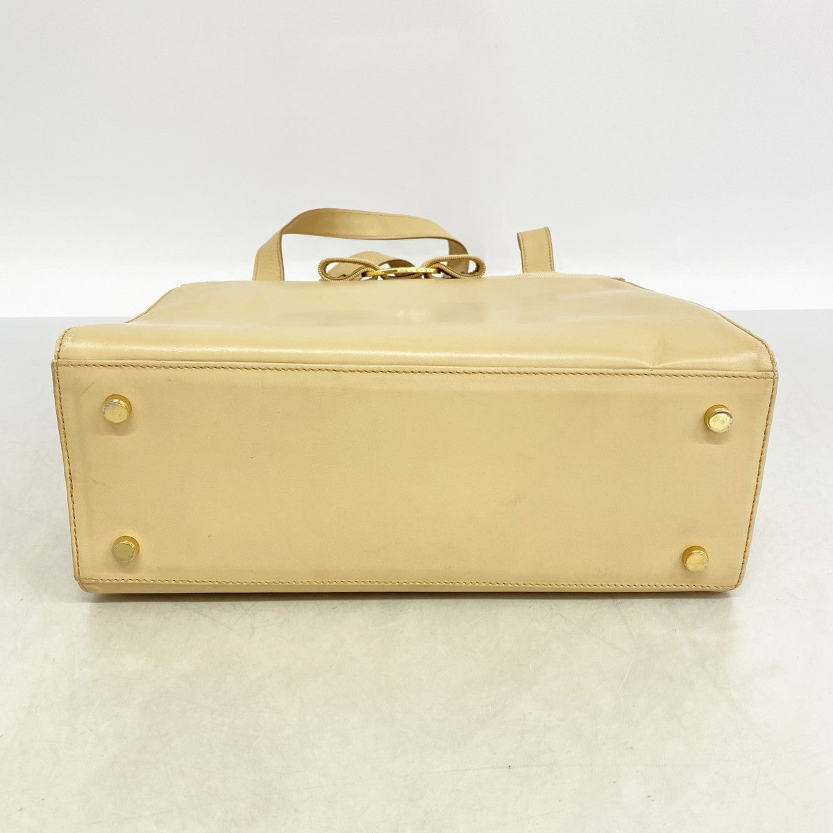 【6fb2662】サルヴァトーレフェラガモ ショルダーバッグ ヴァラ レザー ベージュ ゴールド金具【中古】レディース