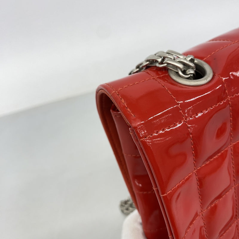 【6fb2845-k】シャネル ショルダーバッグ 2.55/チョコバー Wチェーン パテントレザー レッド シルバー金具【中古】レディース