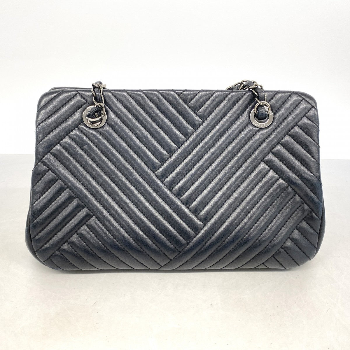 【6fc3311】シャネル ショルダーバッグ チェーンショルダー シェブロン ラムスキン ブラック シルバー金具【中古】レディース