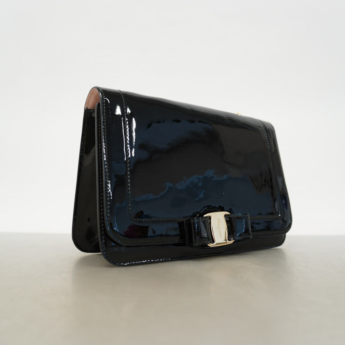 【6fc4084】サルヴァトーレフェラガモ ショルダーバッグ ヴァラ エナメル ブラック ゴールド金具【中古】レディース