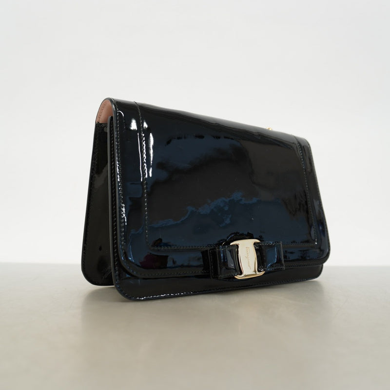 【6fc4084】サルヴァトーレフェラガモ ショルダーバッグ ヴァラ エナメル ブラック ゴールド金具【中古】レディース