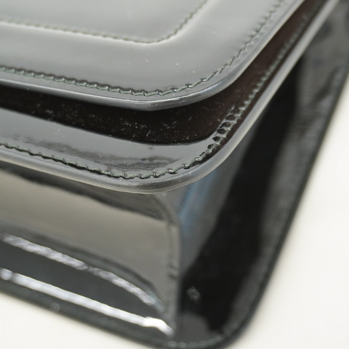 【6fc4084】サルヴァトーレフェラガモ ショルダーバッグ ヴァラ エナメル ブラック ゴールド金具【中古】レディース