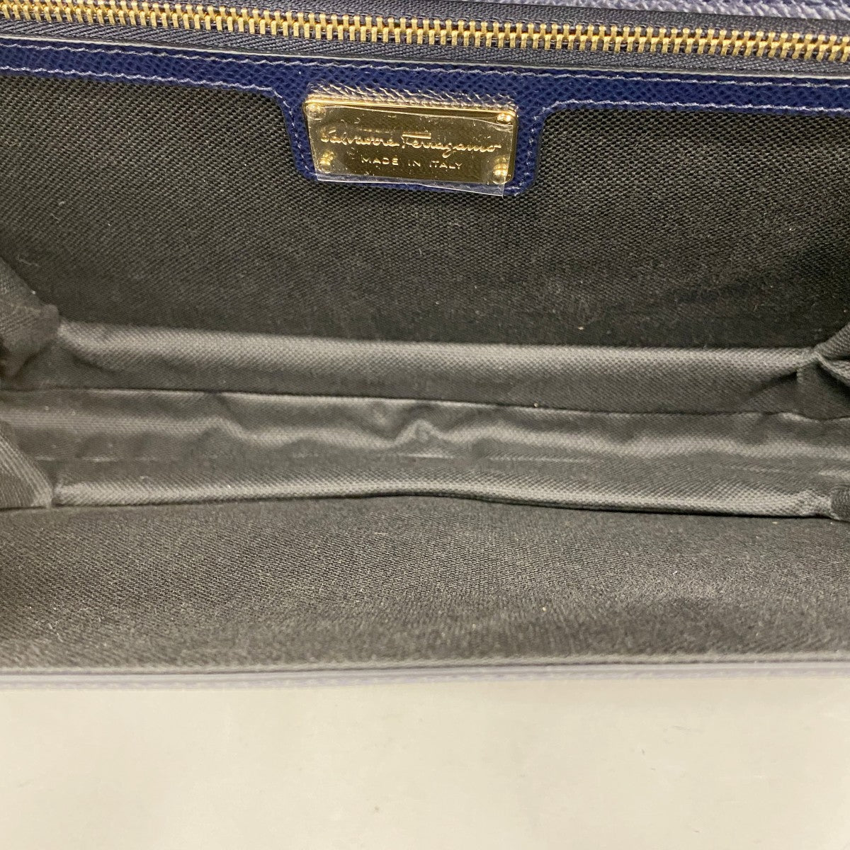 【6fc4094】サルヴァトーレフェラガモ ショルダーバッグ ヴァラ レザー ネイビー ゴールド金具【中古】レディース