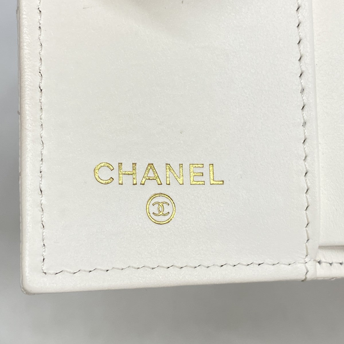 【6fc4550-k】シャネル 三つ折り財布 マトラッセ キャビアスキン ホワイト シャンパンゴールド金具【中古】レディース