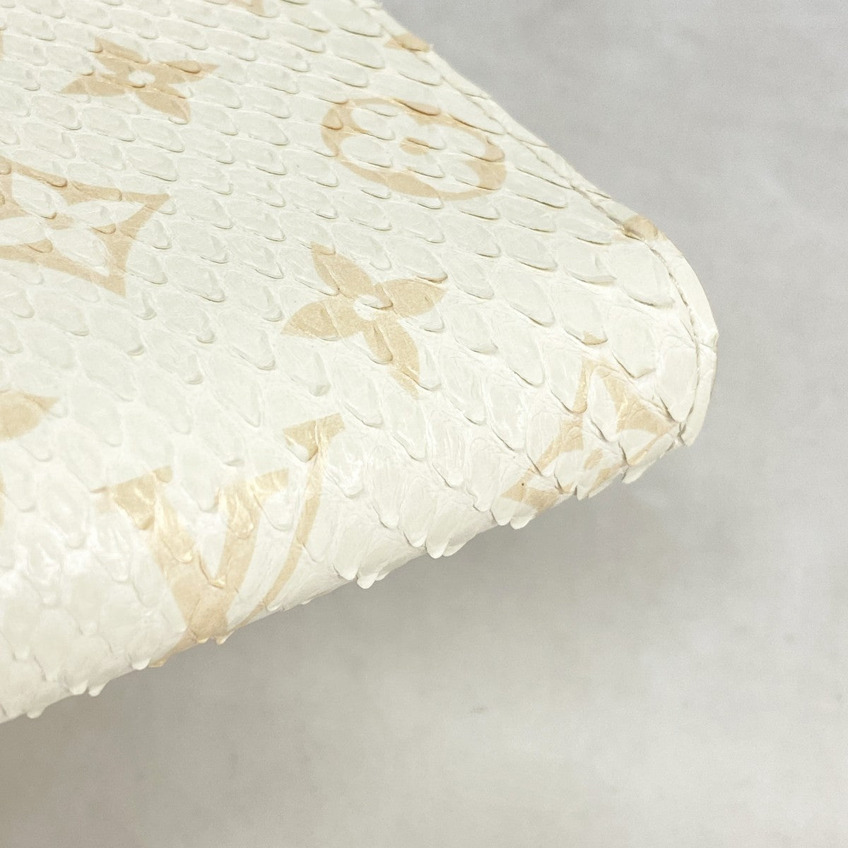 【6fc4553-k】ルイヴィトン 長財布 モノグラム・パイソン ジッピーウォレット M97773 パイソン ラテ【中古】レディース
