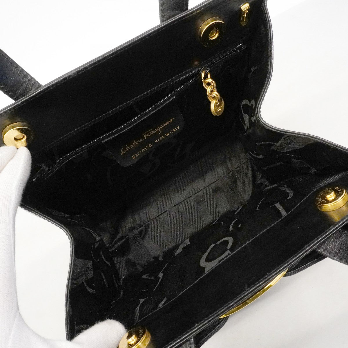 【6fd4688】サルヴァトーレフェラガモ ハンドバッグ ヴァラ レザー ブラック ゴールド金具【中古】レディース