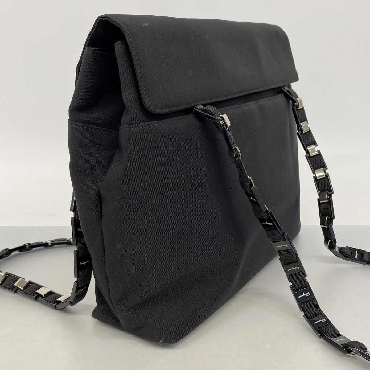 【6fd5568】サルヴァトーレフェラガモ ショルダーバッグ ヴァラ ナイロンキャンバス ブラック シルバー金具【中古】レディース