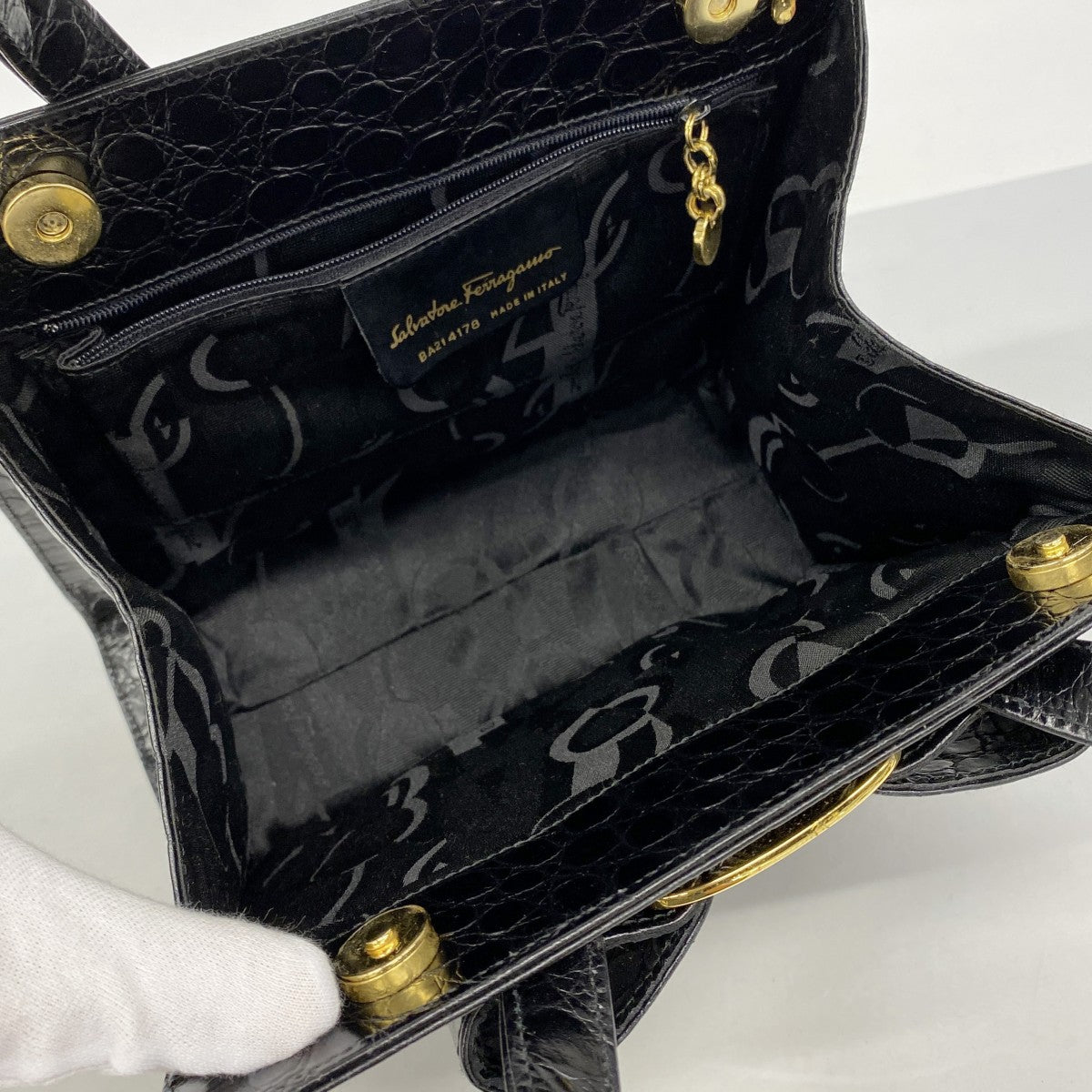 【6fd5569】サルヴァトーレフェラガモ ハンドバッグ ヴァラ レザー ブラック ゴールド金具【中古】レディース