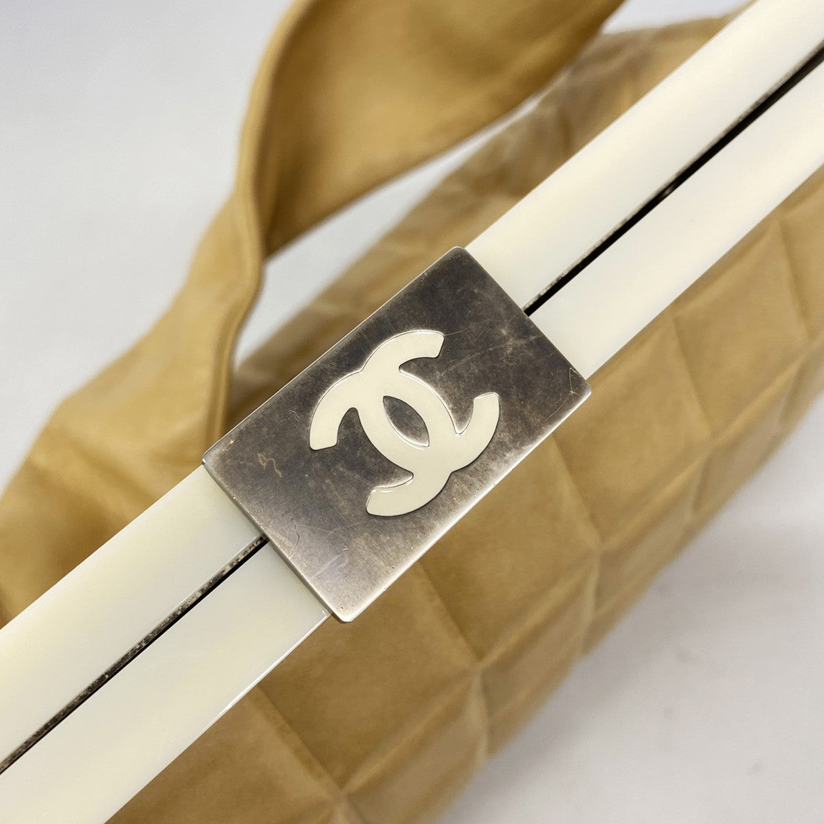 【6fe6959-k】シャネル ショルダーバッグ チョコバー ラムスキン ベージュ シルバー金具【中古】レディース