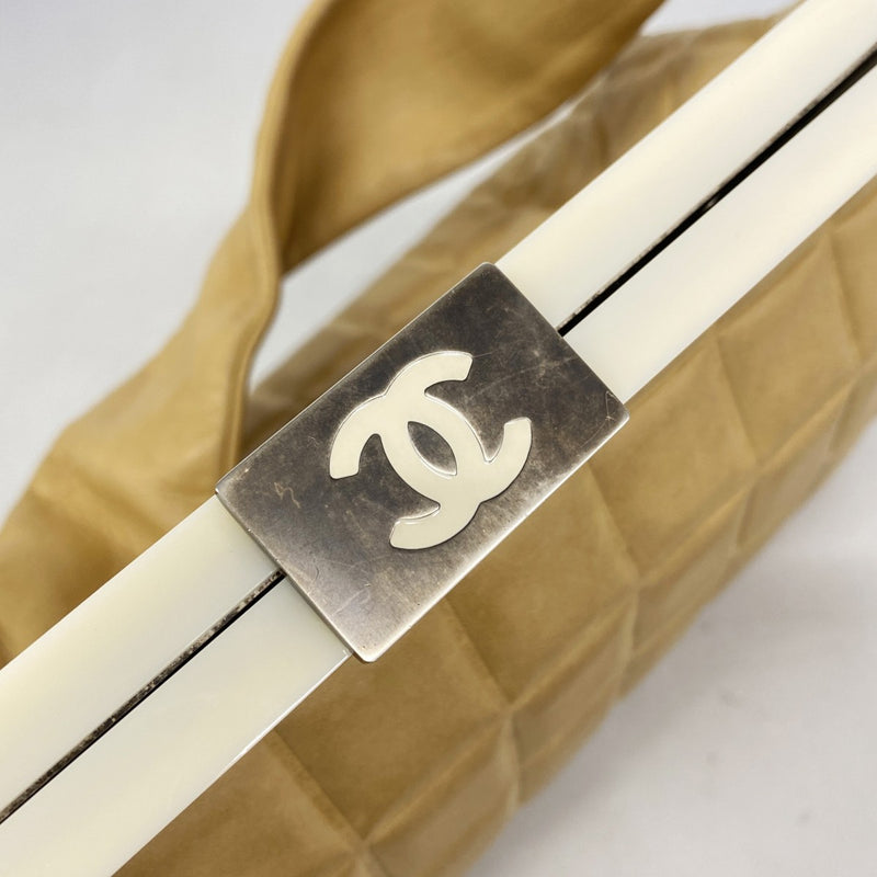 【6fe6959-k】シャネル ショルダーバッグ チョコバー ラムスキン ベージュ シルバー金具【中古】レディース