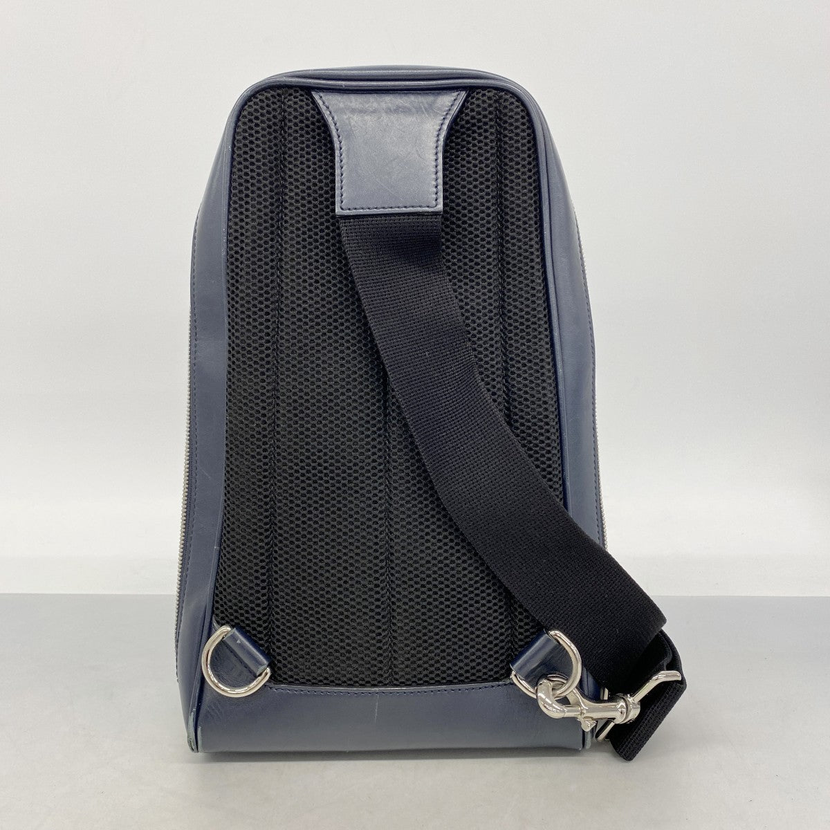 【6ga0065-k】グッチ ボディバッグ グッチシマ 450970 レザー ネイビー シルバー金具【中古】メンズ