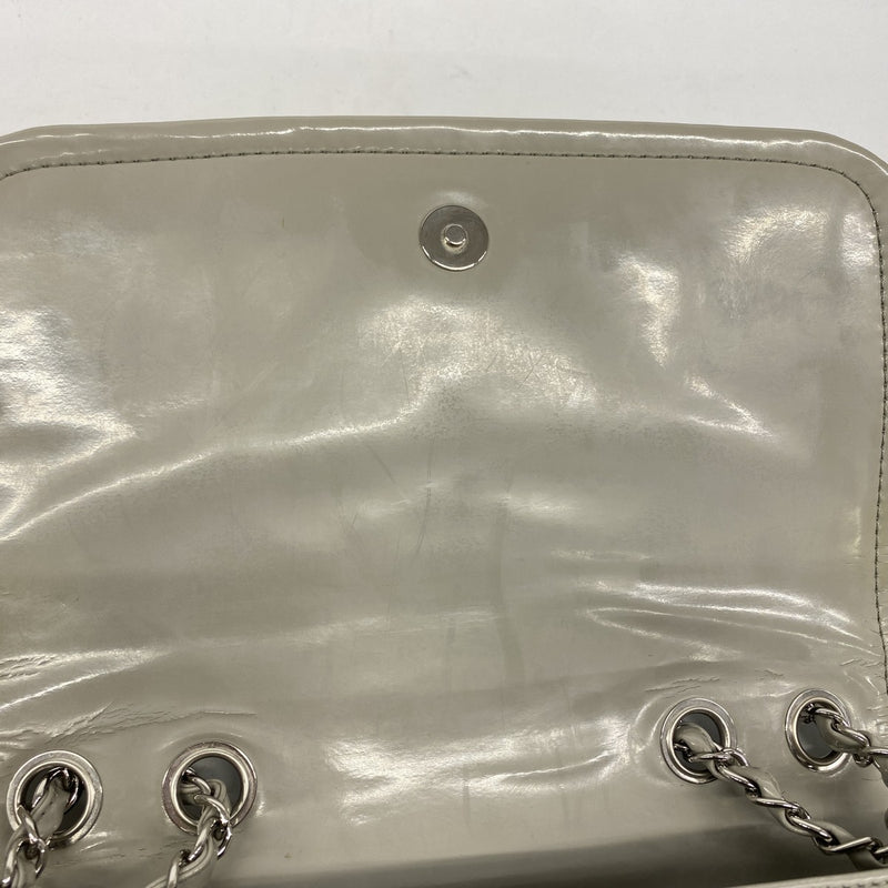 【6ga0128-k】シャネル ショルダーバッグ マトラッセ Wチェーン パテントレザー グレー シルバー金具【中古】レディース