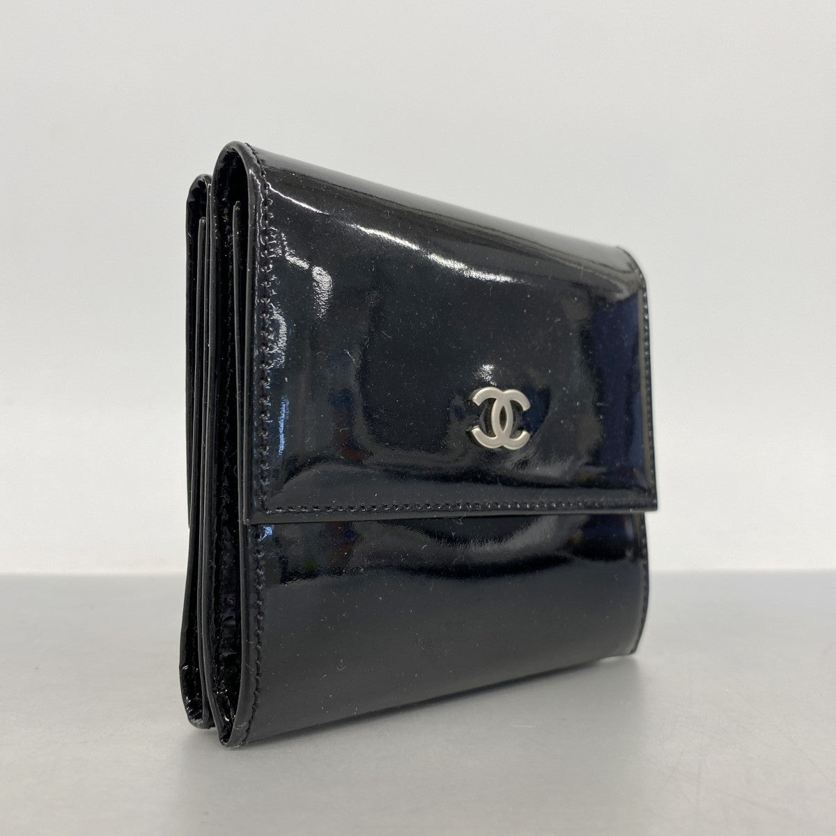 【6ga0210】シャネル 三つ折り財布 パテントレザー ブラック シルバー金具【中古】レディース