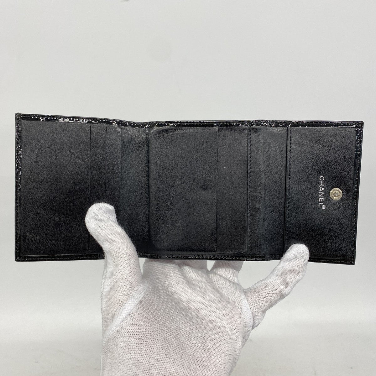 【6ga0210】シャネル 三つ折り財布 パテントレザー ブラック シルバー金具【中古】レディース