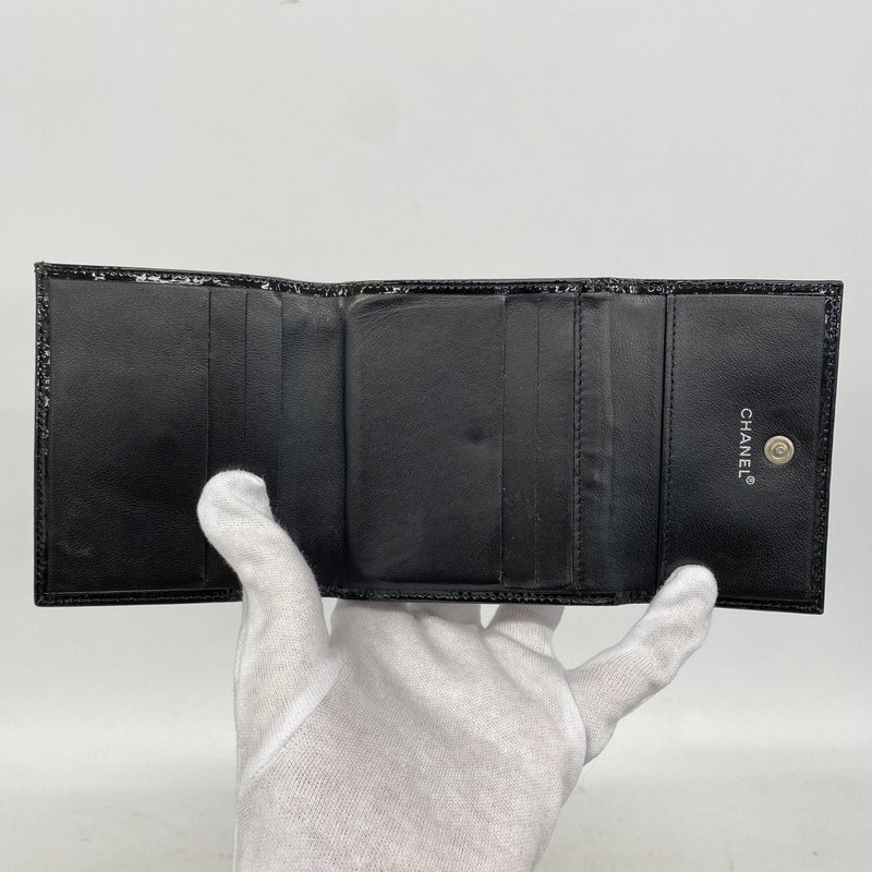 【6ga0210】シャネル 三つ折り財布 パテントレザー ブラック シルバー金具【中古】レディース