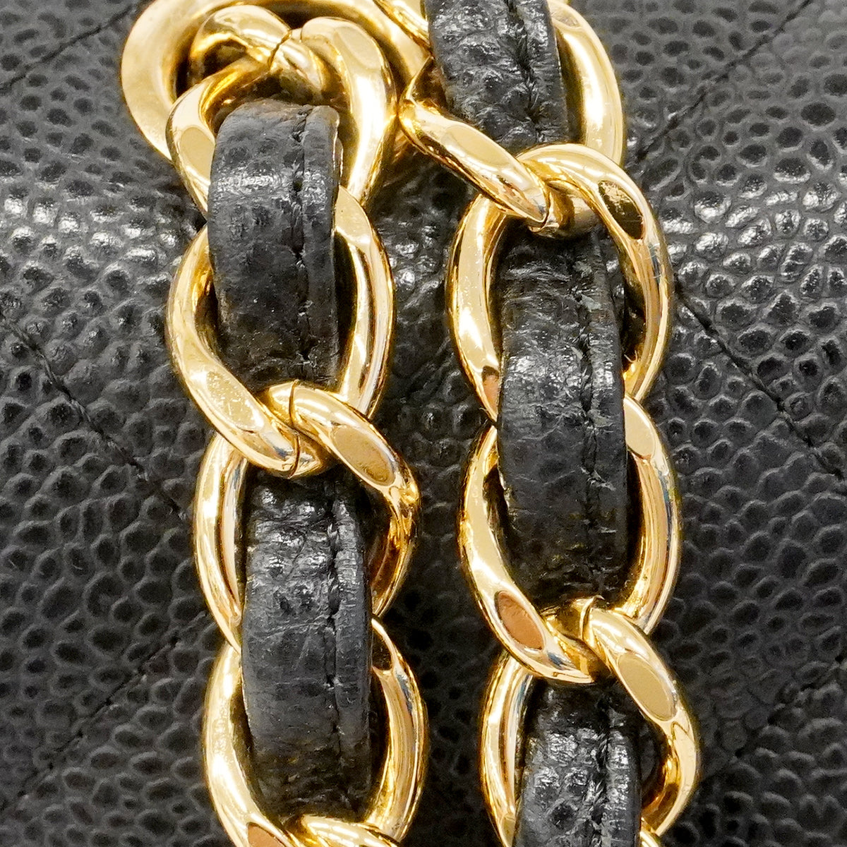【6ga0395】シャネル ショルダーバッグ デカマトラッセ Wフラップ Wチェーン キャビアスキン ブラック ゴールド金具【中古】レディース