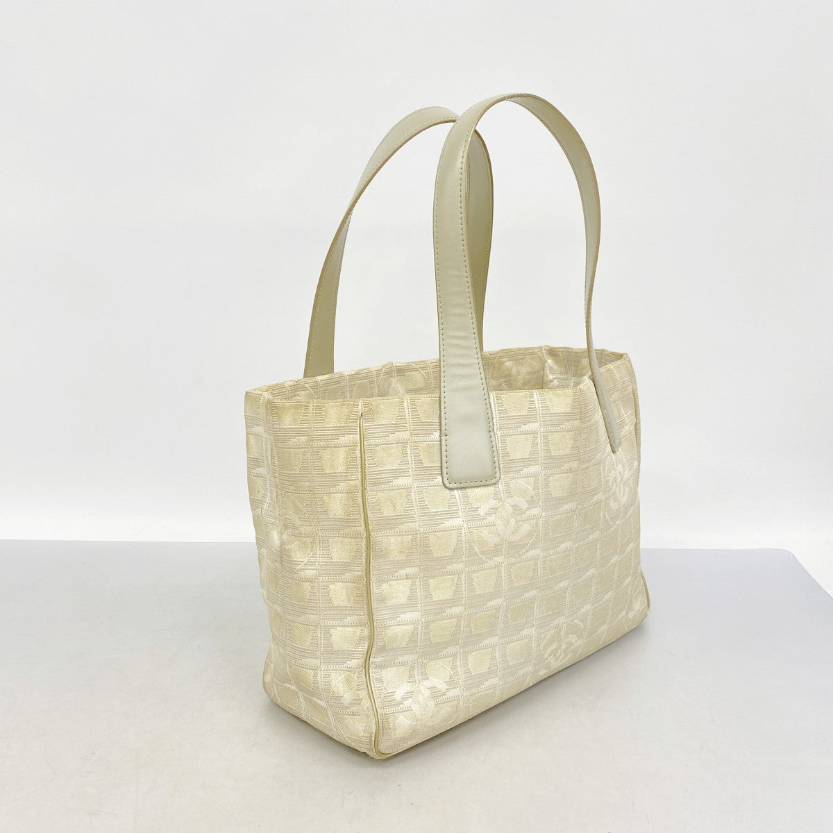 【6ga0544-k】シャネル トートバッグ ニュートラベル ナイロン シルバー シルバー金具【中古】レディース