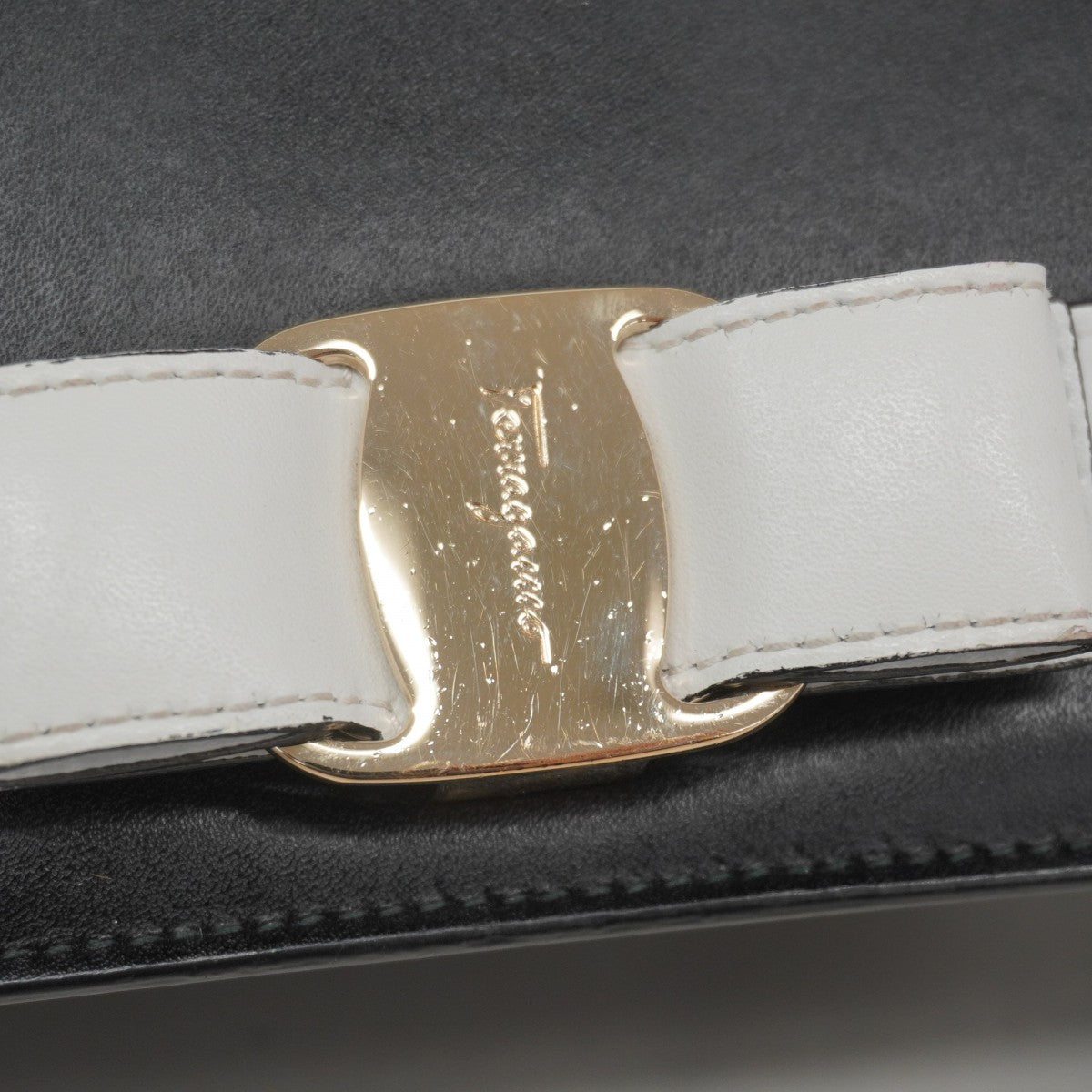 【6gb1265】サルヴァトーレフェラガモ ショルダーバッグ ヴァラ レザー ブラック シャンパンゴールド金具【中古】レディース