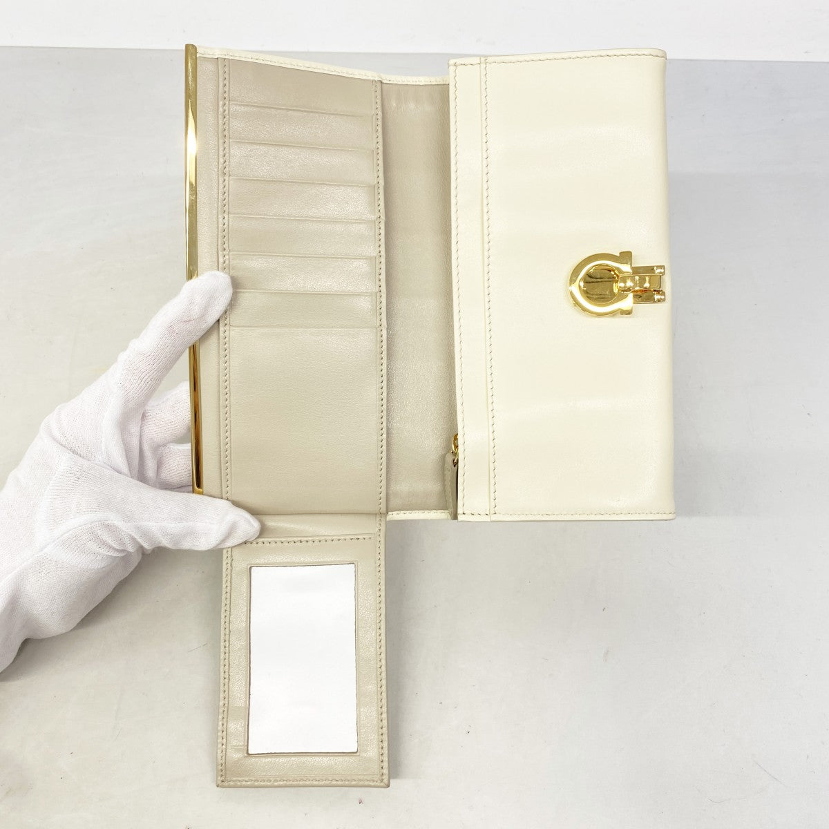 【6gb1917】サルヴァトーレフェラガモ 長財布 レザー パイソン ホワイト ゴールド金具【中古】レディース