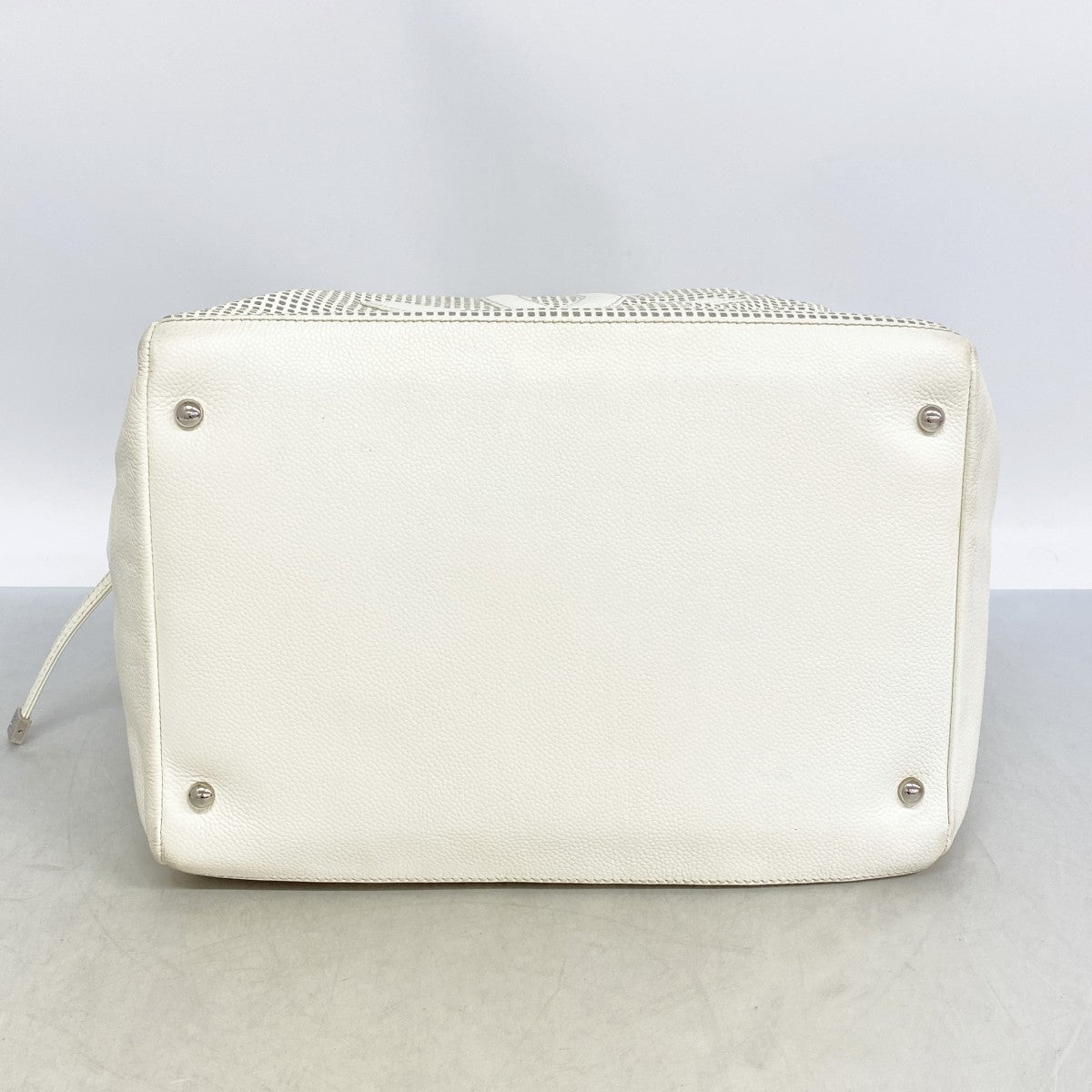 【6gc2557-k】シャネル ハンドバッグ パンチング キャビアスキン ホワイト シルバー金具【中古】レディース