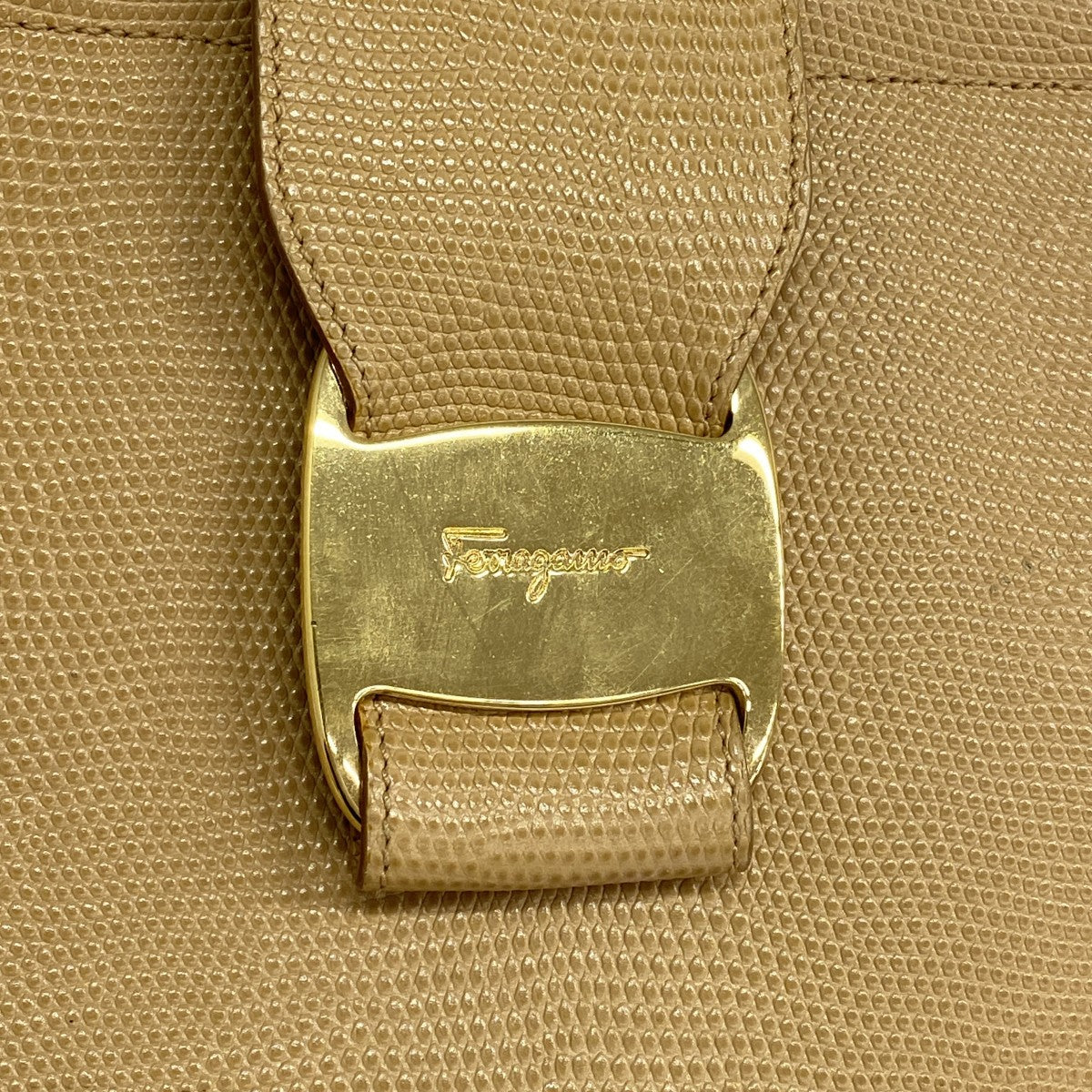 【6gc2603】サルヴァトーレフェラガモ トートバッグ ヴァラ レザー ベージュ ゴールド金具【中古】レディース