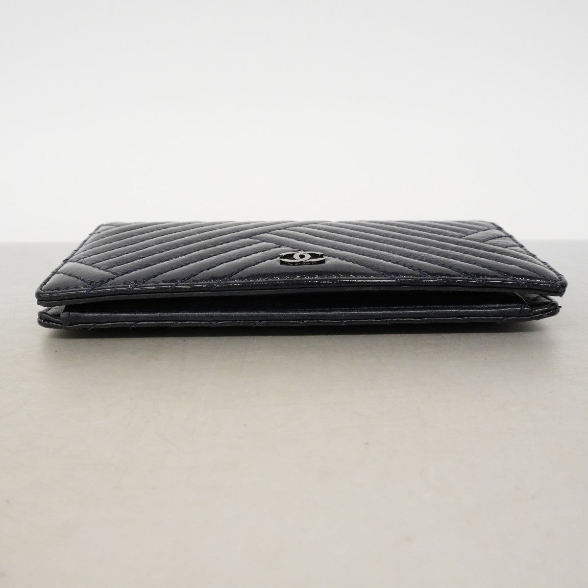 【6gc2850-k】シャネル 長財布 Vステッチ パテントレザー ネイビー シルバー金具【中古】レディース