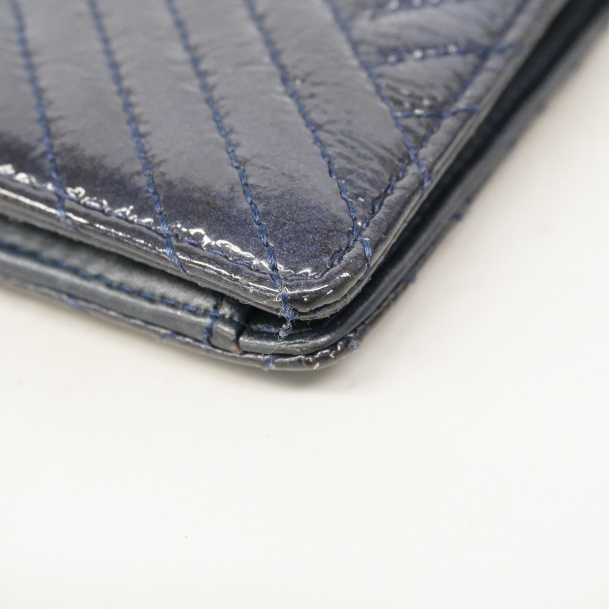 【6gc2850-k】シャネル 長財布 Vステッチ パテントレザー ネイビー シルバー金具【中古】レディース