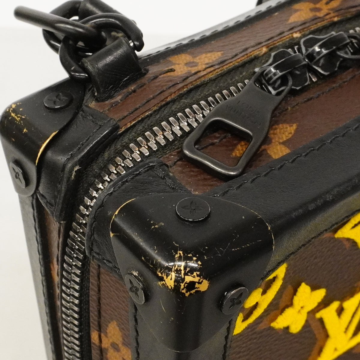 【6gc3404-k】ルイヴィトン ショルダーバッグ モノグラム・タフタージュ ヴァーティカルソフトトランク M45079 ジョーヌ【中古】メンズ