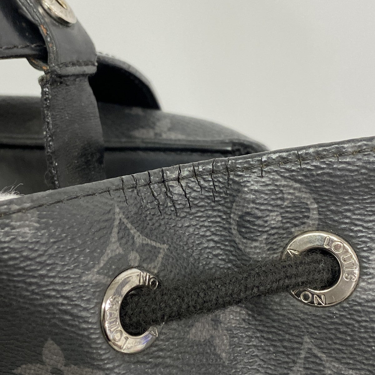 【6gd4675】ルイヴィトン リュック・デイパック モノグラム・エクリプス エクスプローラー M40527 ブラック【中古】メンズ