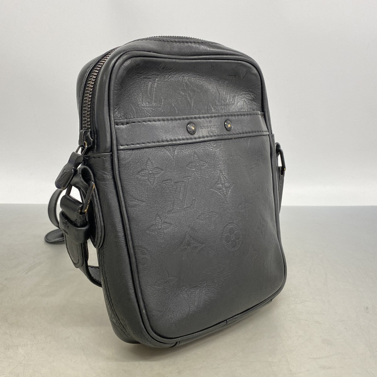【6gd4721-k】ルイヴィトン ショルダーバッグ モノグラムシャドウ ダヌーブPM M43681 ブラック【中古】メンズ