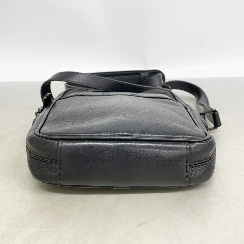 【6gd4721-k】ルイヴィトン ショルダーバッグ モノグラムシャドウ ダヌーブPM M43681 ブラック【中古】メンズ