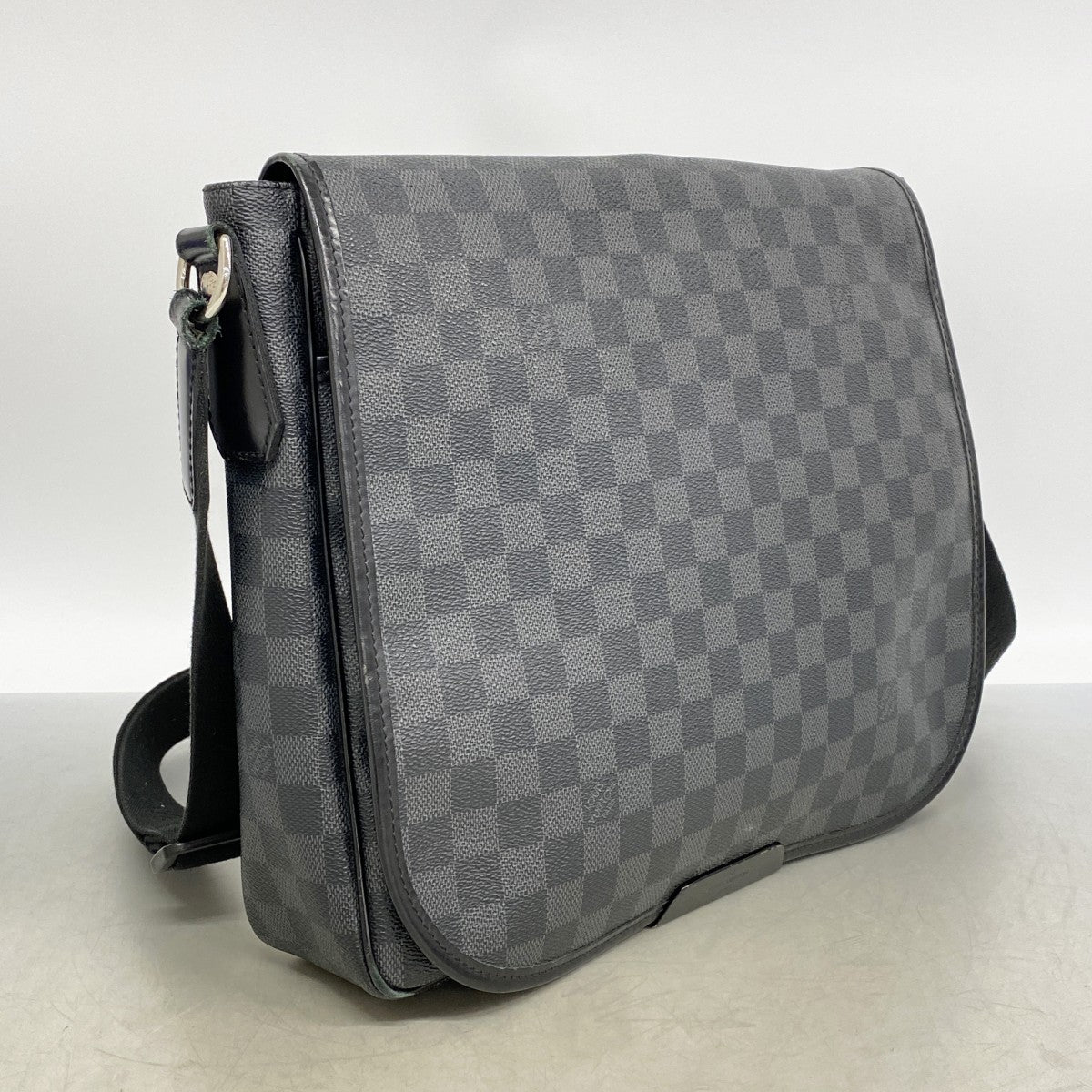 【6gd4742-k】ルイヴィトン ショルダーバッグ ダミエ・グラフィット ダニエルMM N58029 ブラック【中古】メンズ