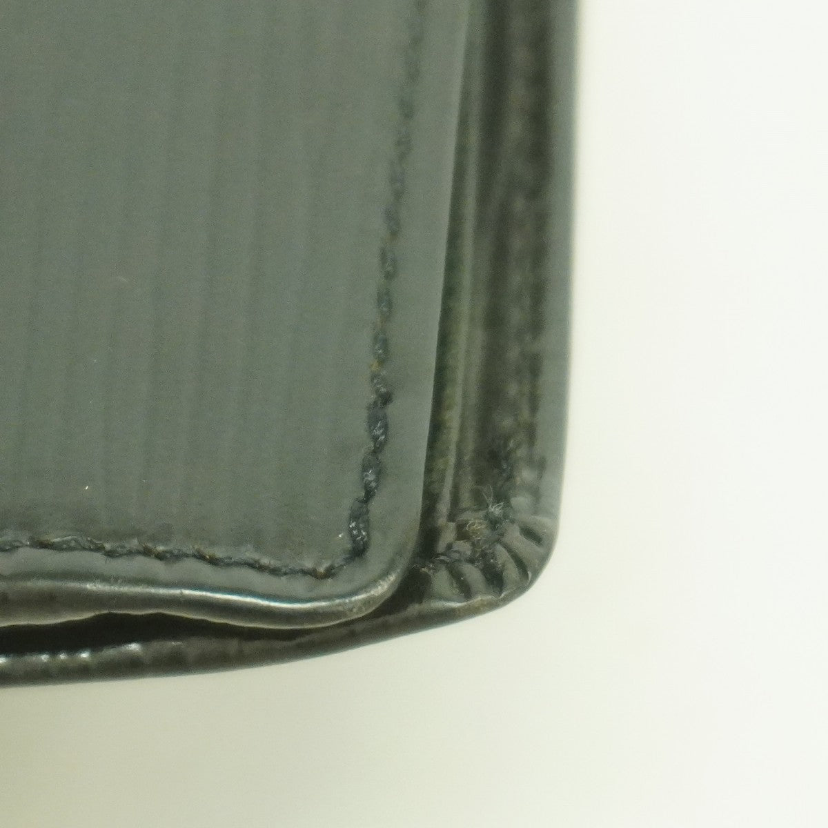 【6gd4931-k】ルイヴィトン 財布 エピ ポルトビエカルトクレディモネ M63542 ノワール【中古】メンズ