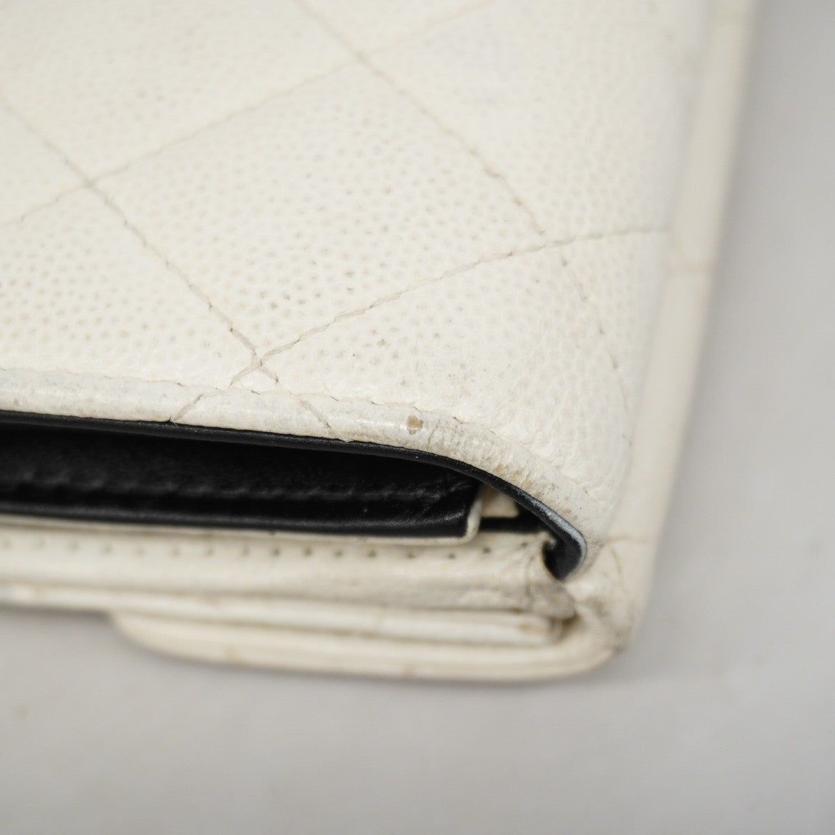 【6ge5460-k】シャネル 三つ折り財布 マトラッセ キャビアスキン ホワイト シルバー金具【中古】レディース