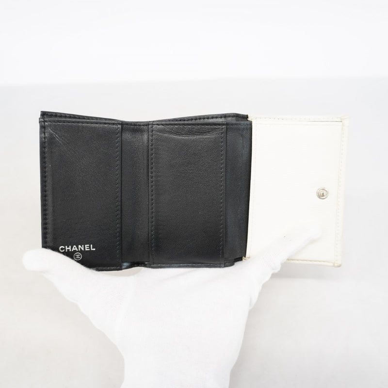 【6ge5460-k】シャネル 三つ折り財布 マトラッセ キャビアスキン ホワイト シルバー金具【中古】レディース