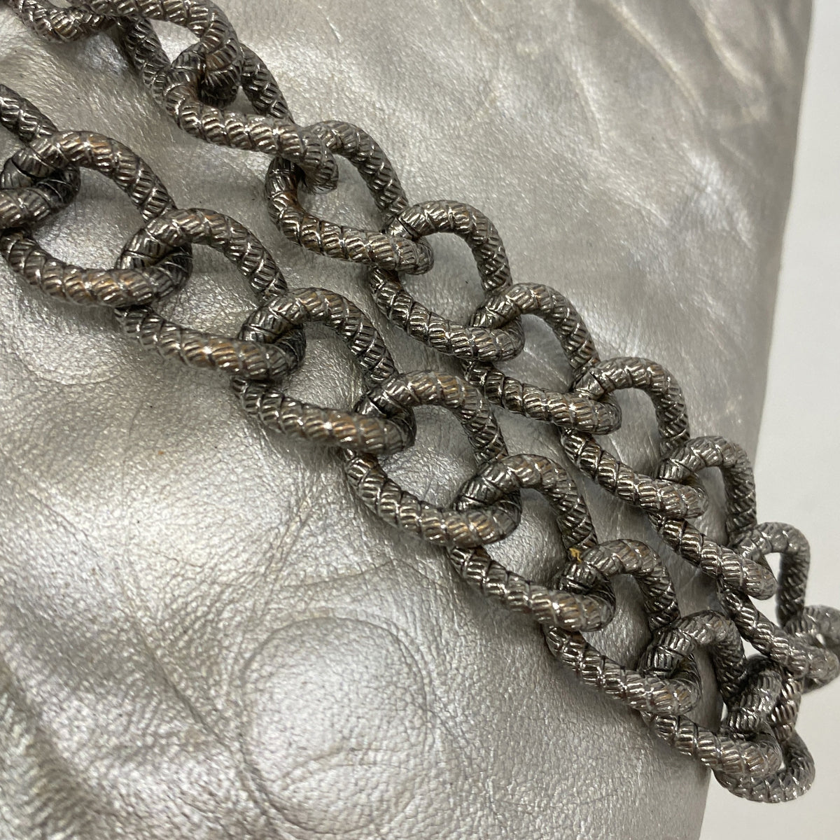 【6ge5531】シャネル ポーチ カメリア レザー シルバー シルバー金具【中古】レディース