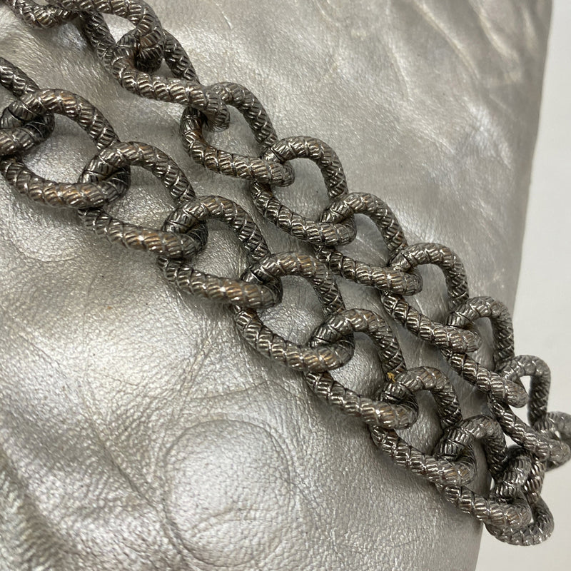 【6ge5531】シャネル ポーチ カメリア レザー シルバー シルバー金具【中古】レディース
